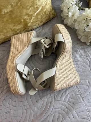 Sandalias cuña Mango beige