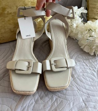 Sandalias cuña Mango beige