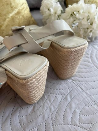 Sandalias cuña Mango beige