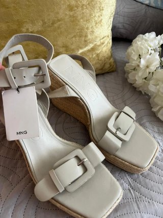 Sandalias cuña Mango beige