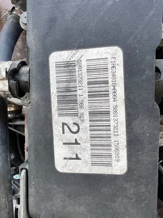 Motor con sistema de escape y tanque
