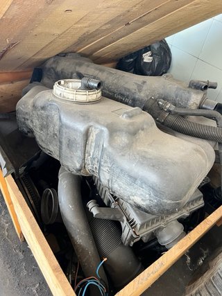 Motor con sistema de escape y tanque