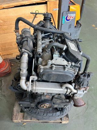 Motor con sistema de escape y tanque