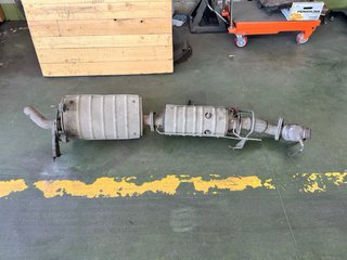 Motor con sistema de escape y tanque