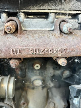 Motor con sistema de escape y tanque