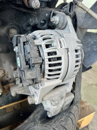 Motor con sistema de escape y tanque