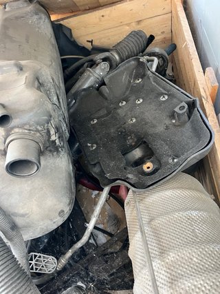 Motor con sistema de escape y tanque