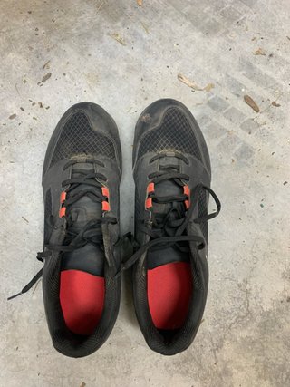 Deportivas Negras con detalles Rojos
