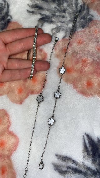 Pulsera plateada con detalles de tréboles