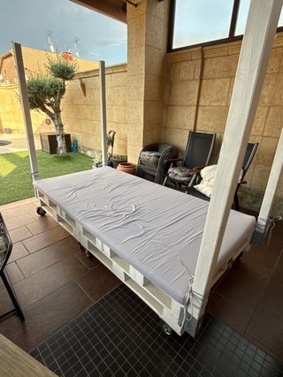 Cama Balinesa Palets Blanca Ruedas