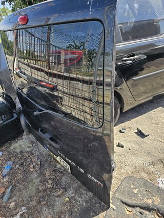 Portón trasero Opel Vivaro 2009