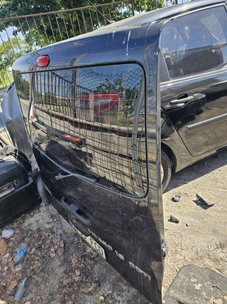 Portón trasero Opel Vivaro 2009