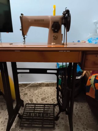 Máquina de coser Singer con mueble