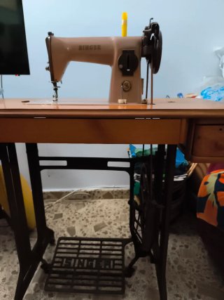 Máquina de coser Singer con mueble