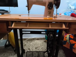 Máquina de coser Singer con mueble