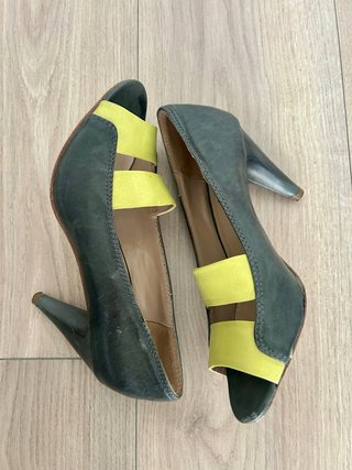 Zapatos tacón Bimba y Lola grises y amarillos