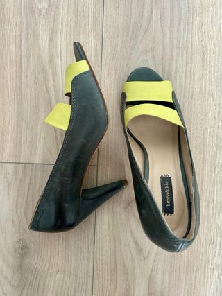 Zapatos tacón Bimba y Lola grises y amarillos