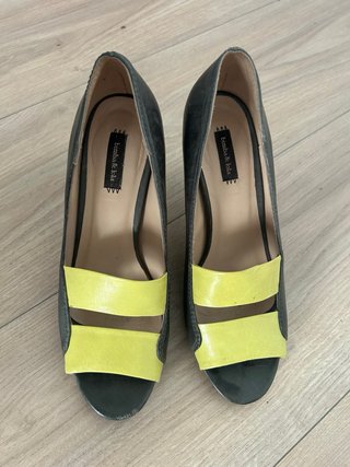 Zapatos tacón Bimba y Lola grises y amarillos