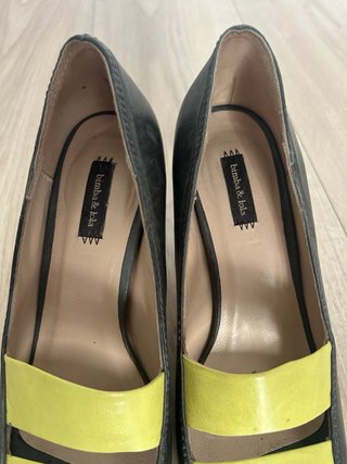 Zapatos tacón Bimba y Lola grises y amarillos