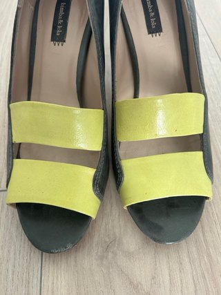 Zapatos tacón Bimba y Lola grises y amarillos