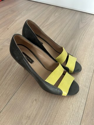 Zapatos tacón Bimba y Lola grises y amarillos