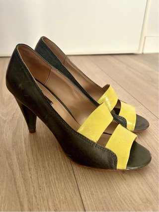 Zapatos tacón Bimba y Lola grises y amarillos
