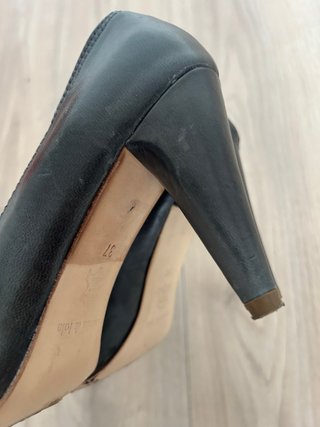 Zapatos tacón Bimba y Lola grises y amarillos