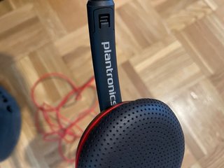 Auriculares Plantronics diadema negra y roja