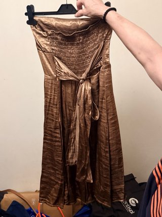 Vestido bronce satinado con vuelo midi
