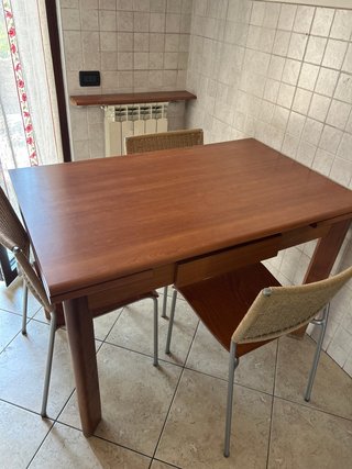 Cucina in legno massello con top in marmo