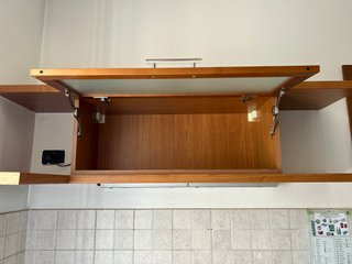 Cucina in legno massello con top in marmo