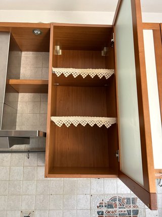 Cucina in legno massello con top in marmo