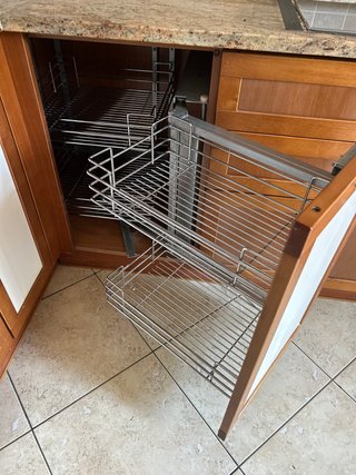 Cucina in legno massello con top in marmo