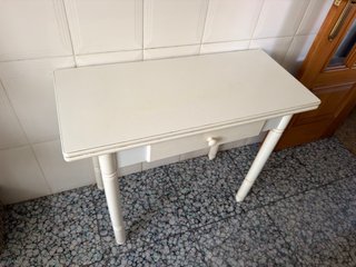 Mesa de madera blanca con cajón