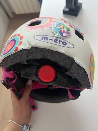 Casco infantil con diseño floral
