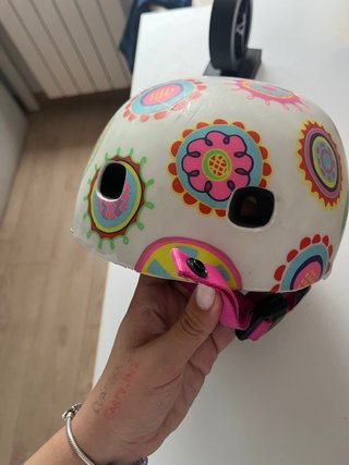 Casco infantil con diseño floral