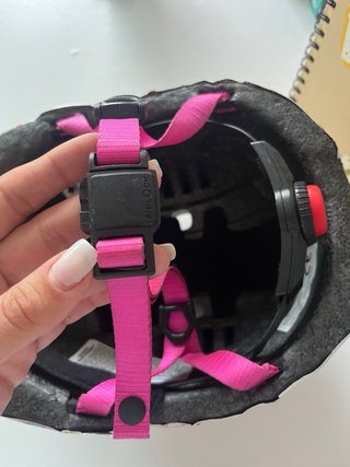 Casco infantil con diseño floral