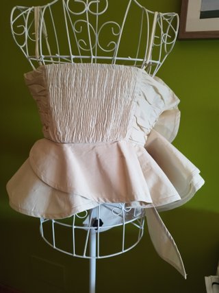 Top beige con flor 3D