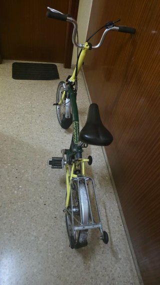 Bicicleta Brompton plegable verde y amarilla