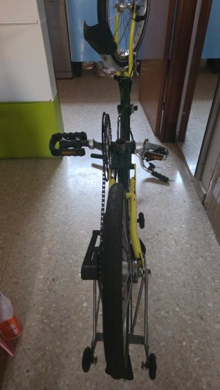 Bicicleta Brompton plegable verde y amarilla