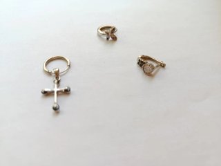 Pendientes de plata con cruz y flor