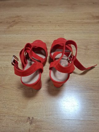 Sandalias de tacón rojas talla 39. Usadas una vez