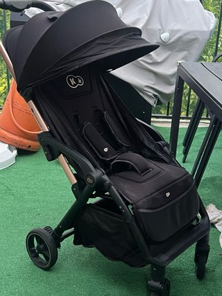 Carrito de bebé negro