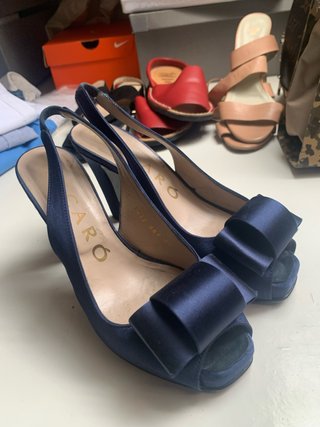 Zapatos de tacón azul con lazo