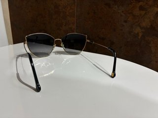 Gafas de sol doradas y grises
