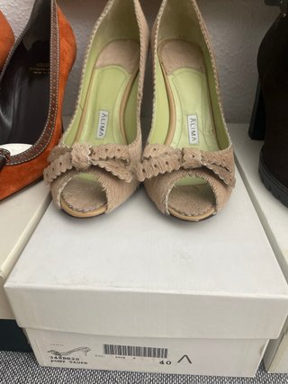 Zapatos de tacón y zapatillas deportivas
