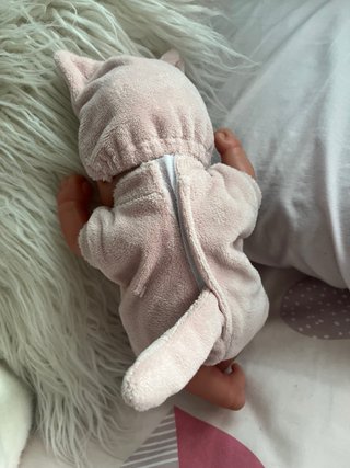 Muñeco bebé niña rosa con gorro gatito