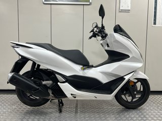 PCX125cc 白色　中古車 Honda PCX 125 Blanca de segunda mano por 2.800 EUR en Barcelona en