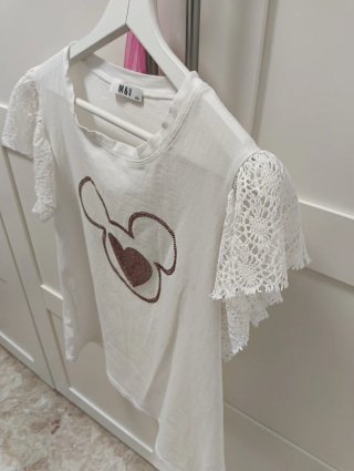 Blusa M&V con estampado Mickey y encaje