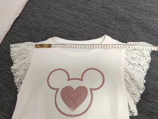 Blusa M&V con estampado Mickey y encaje